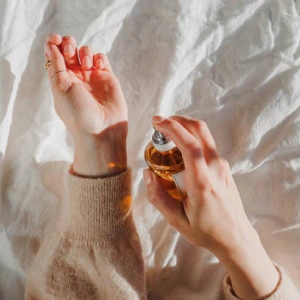 اسپری کردن عطر روی چه پارچه ای